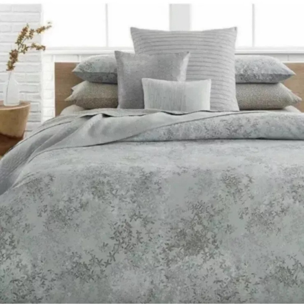 Calvin Klein Presidio Wake Forest F/Queen Comforter+ 2Standard Shams. Brand New!